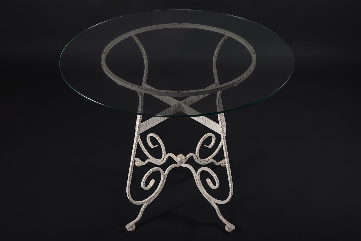 Кованый столик и стулья белые с патиной