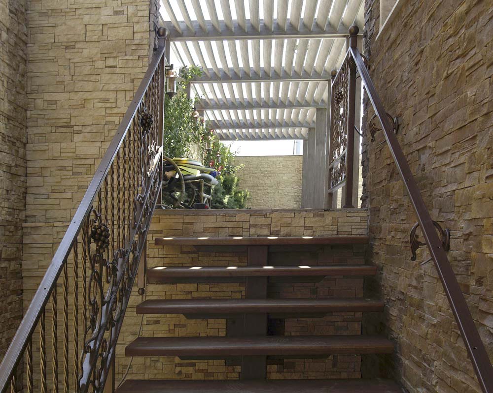 Лестница наружная с кованым ограждением в городе Анапа 