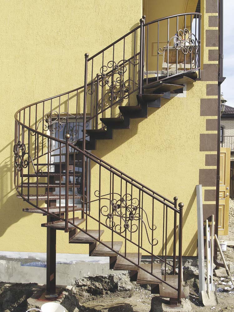 Лестница наружная с стандартным ограждением в поселке Супсех