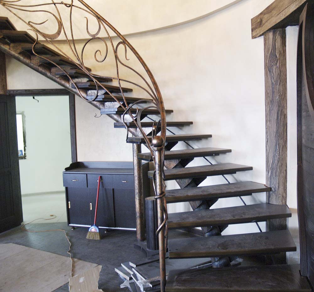 Лестница внутренняя с кованым ограждением в городе Анапа 