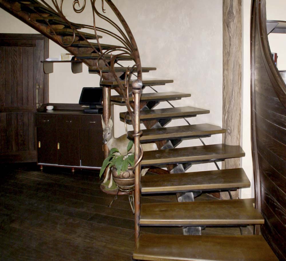 Лестница внутренняя с кованым ограждением в городе Анапа