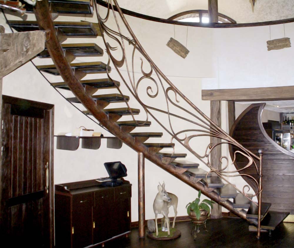 Лестница внутренняя с кованым ограждением в городе Анапа
