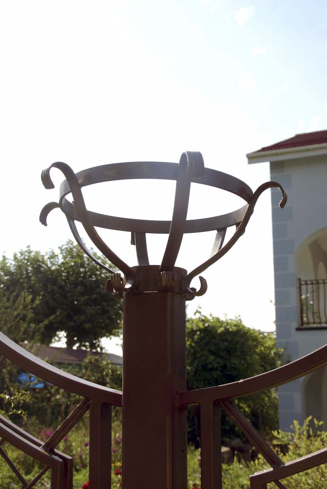 Кованые декоративные фонари в городе Анапа