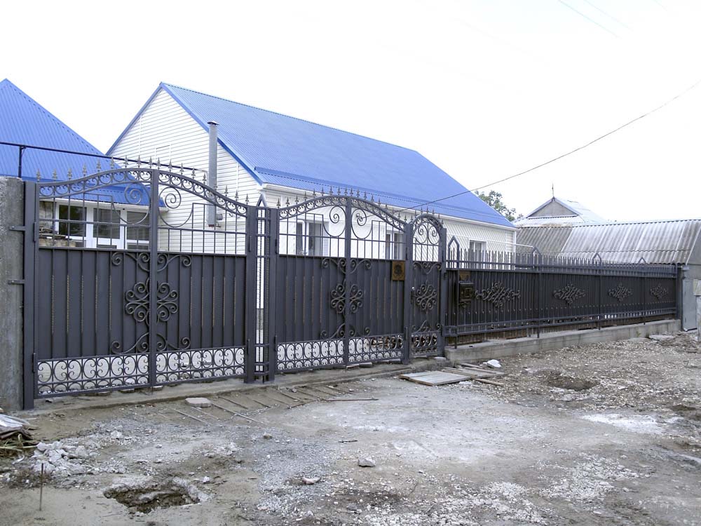 Кованые ворота, калитка и заборные секции в городе Анапа