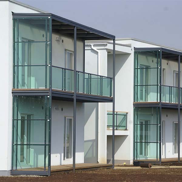 Металлические балконы с стеклянным ограждением