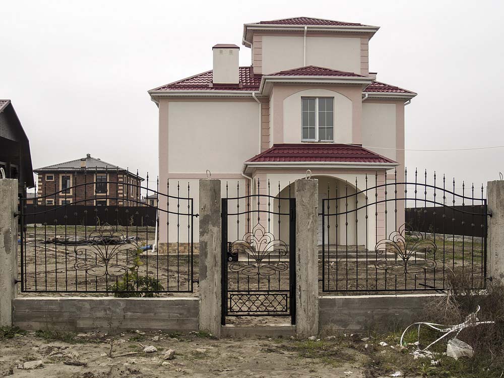 Открытая кованая калитка и заборные секции в хуторе Песчаном