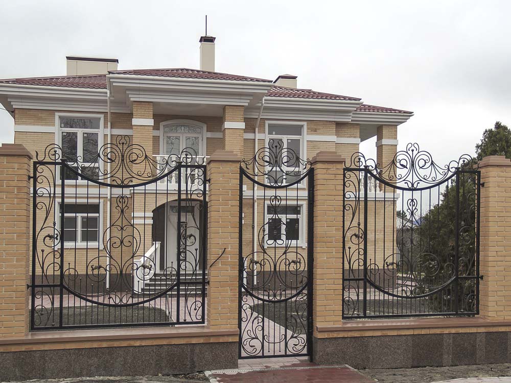 Открытые кованая калитка и заборные секции в поселке Витязево