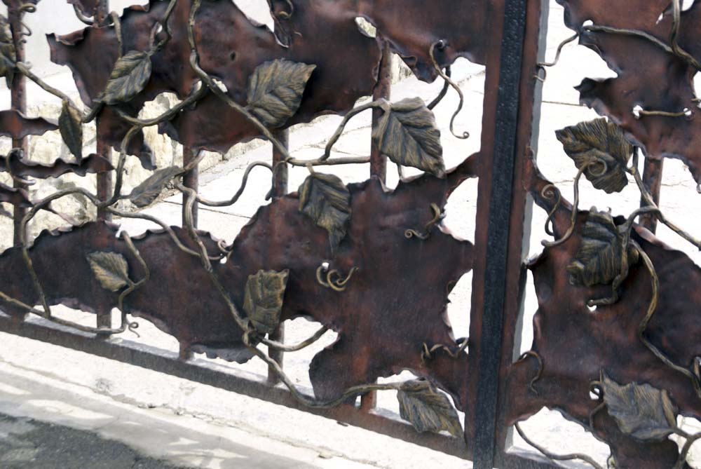 Открытые кованые ворота ручной работы в станице Анапская