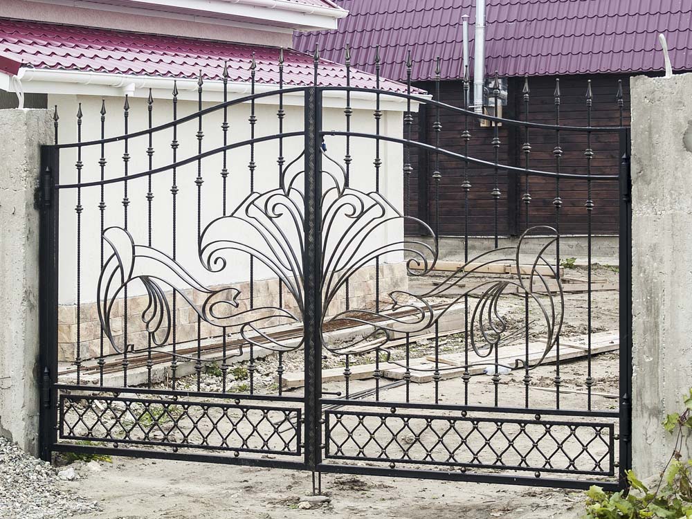 Открытые кованые ворота в хуторе Песчаном