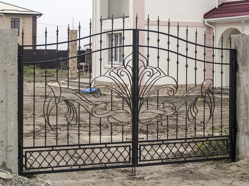 Открытые кованые ворота в хуторе Песчаном
