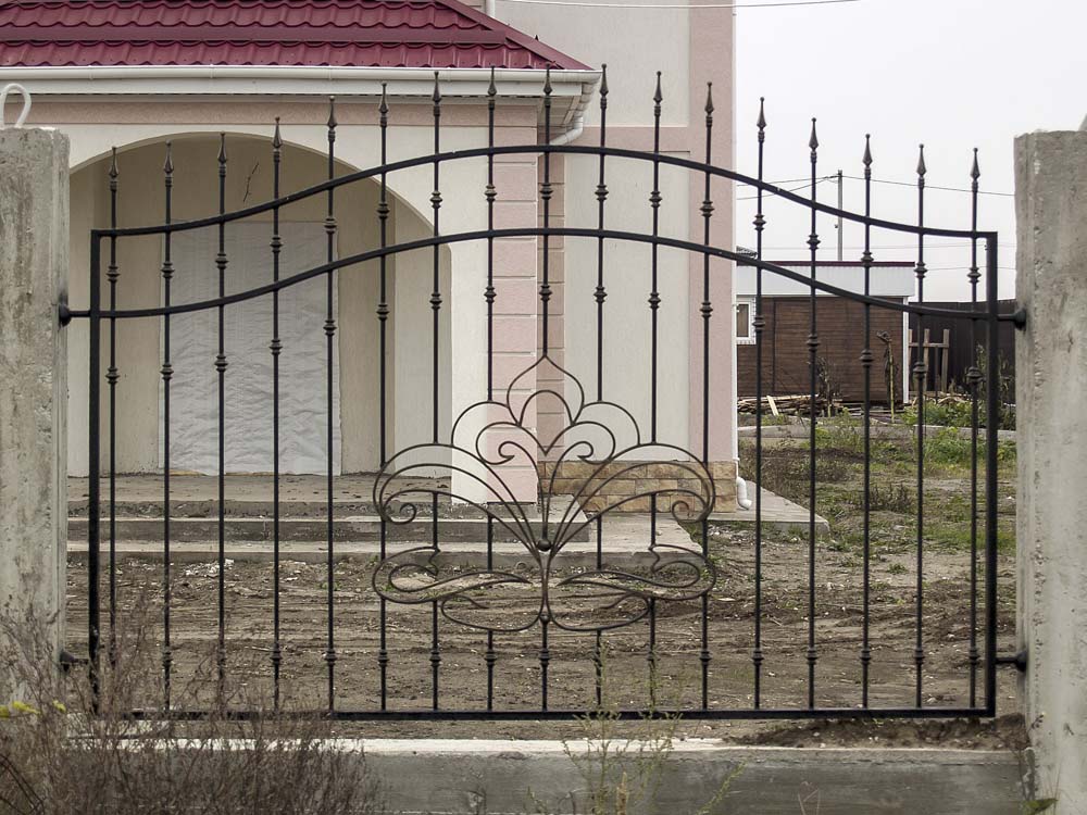 Открытые кованые заборные секции в хуторе Песчаном