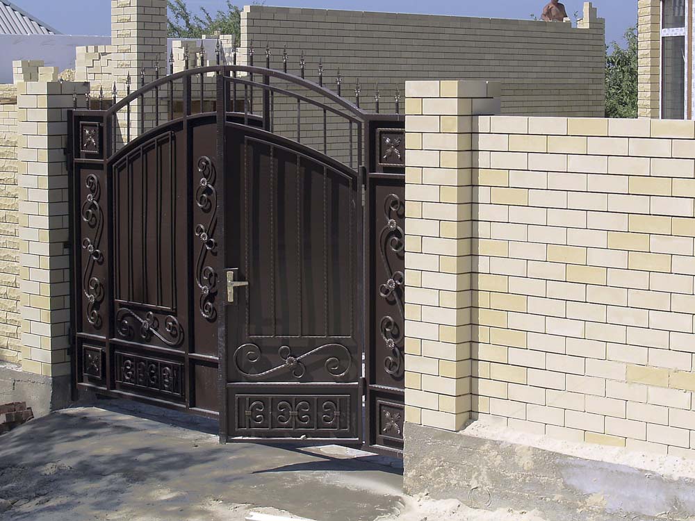 Стандартные кованые ворота Е2 со встроенной калиткой в поселке Супсех
