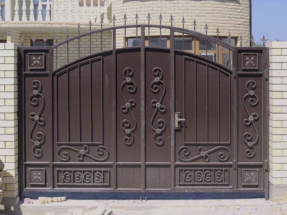 Стандартные кованые ворота Е2 со встроенной калиткой в поселке Супсех