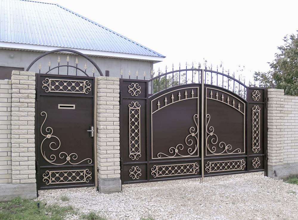 Стандартные кованые ворота В2 и калитка А8 в поселке Виноградный