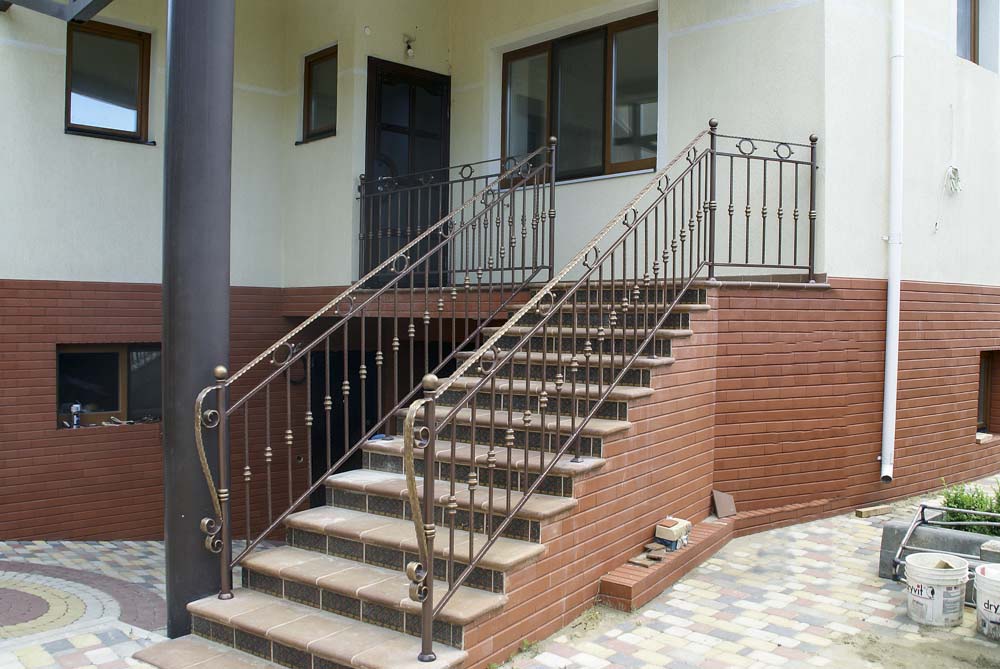Уличные балконные и лестничные ограждения в городе Анапа