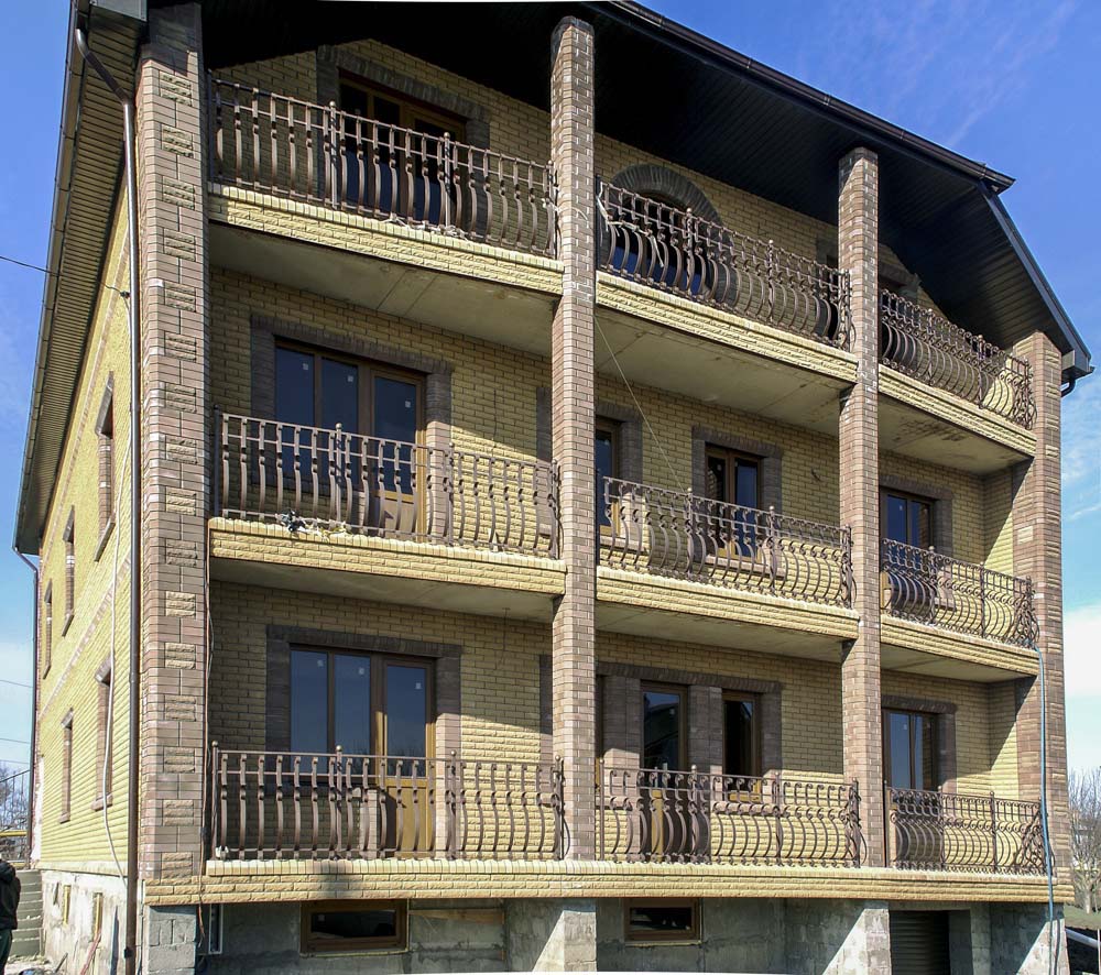 Уличные балконные ограждения в поселке Виноградный